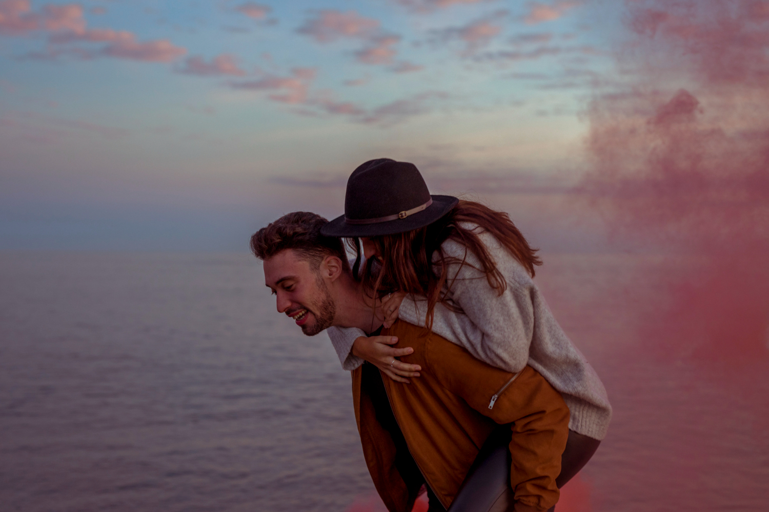 Couple Love Explorers au coucher de soleil romantique en bord de mer en France